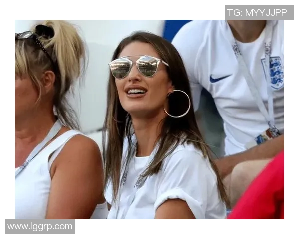 女足球明星时尚穿搭解析展现运动与优雅的完美结合