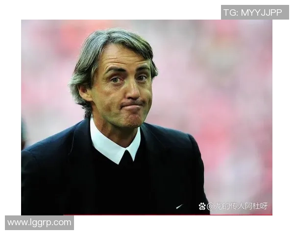 老板为足球明星倾情打造雕像彰显荣耀与奋斗精神的传奇故事 老板为足球明星倾情打造雕像彰显荣耀与奋斗精神的传奇故事