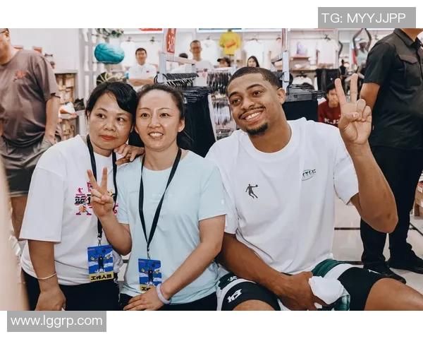 外国篮球明星与粉丝互动引发热议运动员的责任与粉丝的期待如何平衡 外国篮球明星与粉丝互动引发热议运动员的责任与粉丝的期待如何平衡